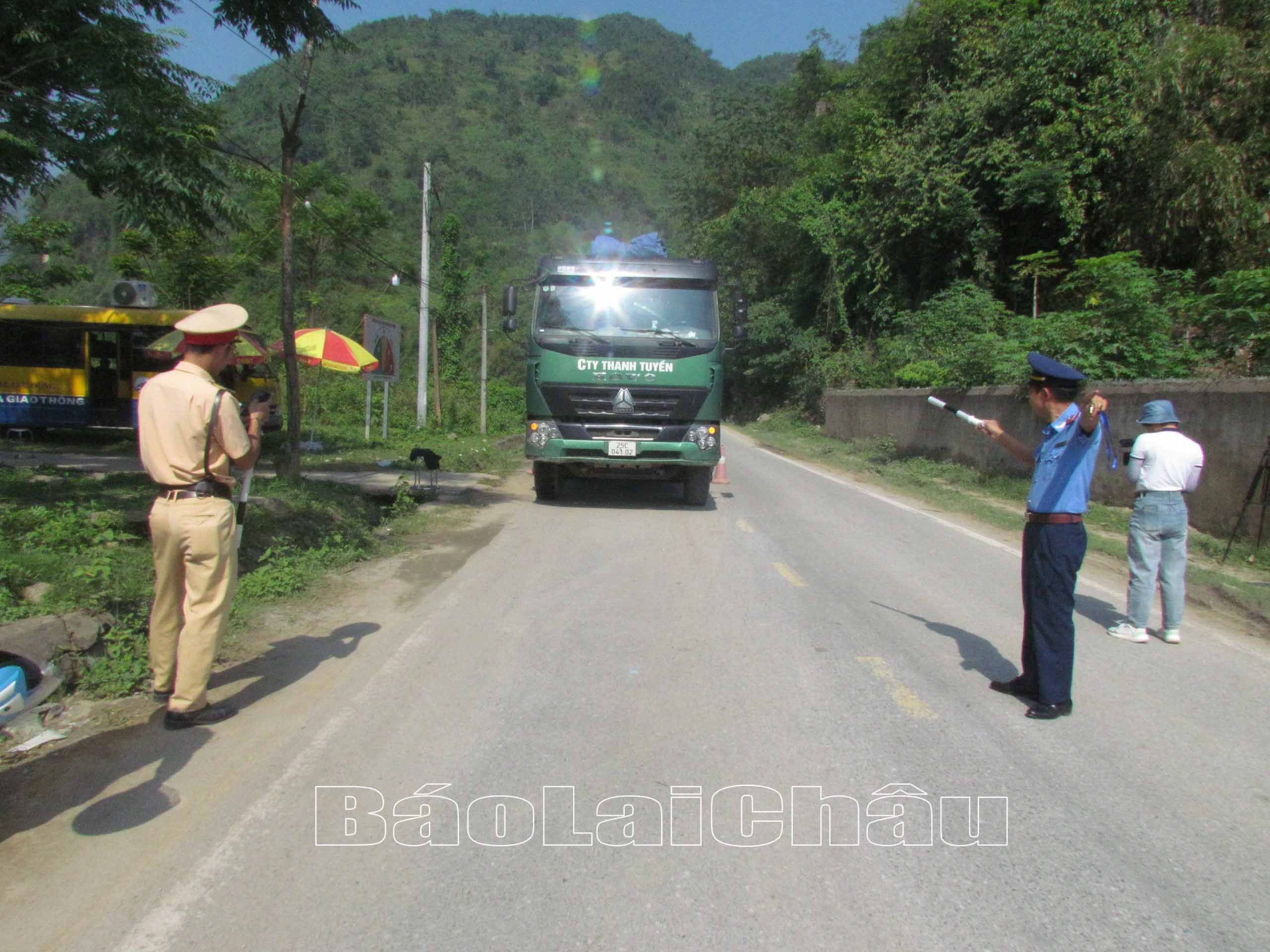 Lực lượng chức năng phối hợp kiểm tra tải trọng xe chở vật liệu xây dựng tại quốc lộ 100 thuộc địa phận huyện Phong Thổ.